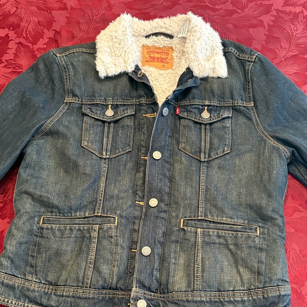 Women’s XL Levi's Dark Blue Denim Jacket with White Sherpa Lining